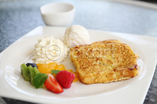 사람없음 JPG 포토 해외이미지 딸기 바닐라아이스크림 실내 아침식사 접시 키위 토스트 회색배경