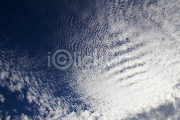 사람없음 JPG 포토 해외이미지 구름(자연) 날씨 내추럴 백그라운드 빛 솜털 야외 자연 장면 추상 파란색 패턴 하늘 햇빛 흐림 흰색