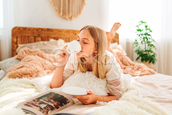 여유 휴식 십대여자한명만 여자 청소년 한명 JPG 포토 해외이미지 들기 라이프스타일 마시기 엎드리기 일상 전신 책 침구 침대 커튼 커피잔 햇빛 화분