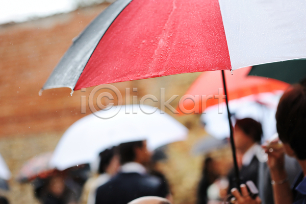 사람 여러명 JPG 아웃포커스 포토 해외이미지 비(날씨) 상반신 야외 우산 젖음 주간 흐림