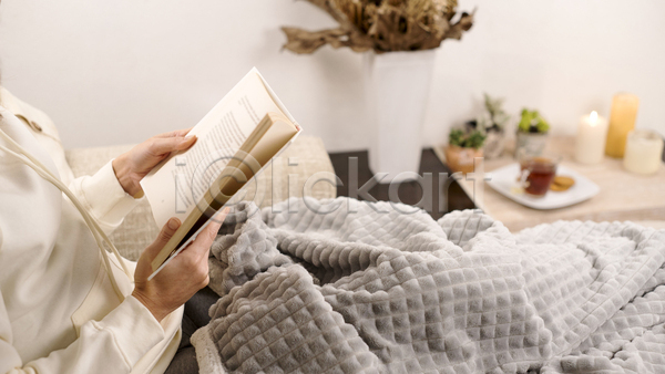 휴식 성인 성인여자한명만 여자 한명 JPG 옆모습 포토 해외이미지 담요 독서 들기 라이프스타일 상반신 실내 앉기 읽기 책