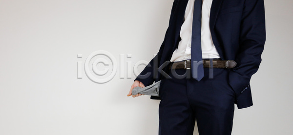 가난 슬픔 실업 우정 호기심 남자 사람 사람없음 JPG 포토 해외이미지 감정 걱정 경제 구멍 금융 돈 보여주기 비즈니스 비즈니스맨 빈털터리 빚 손 쇼핑 우울증 위기 적자 직업 컨셉 파산 해외포토 황무지