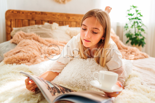 여유 휴식 십대여자한명만 여자 청소년 한명 JPG 포토 해외이미지 독서 들기 라이프스타일 엎드리기 일상 전신 책 침구 침대 커튼 커피잔 햇빛 화분