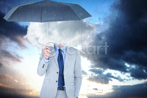 남자 성인 성인남자한명만 한명 JPG 앞모습 포토 해외이미지 구름(자연) 들기 비(날씨) 비즈니스맨 상반신 우산 정장 하늘