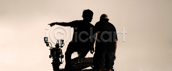 남자 사람 사람없음 JPG 실루엣 포토 해외이미지 검은색 그림자 대화 동영상 디지털 만들기 발사 방송 백그라운드 빛 삼각대 세트 스크린 업무 역 영화 영화관 온라인 운영자 작업 장비 직업 촬영 카메라 텔레비전 필름 해외포토 흰색