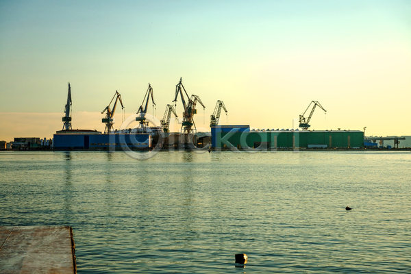 사람없음 JPG 포토 해외이미지 기중기 바다 산업시설 산업현장 야외 조선소 주간 중장비 하늘