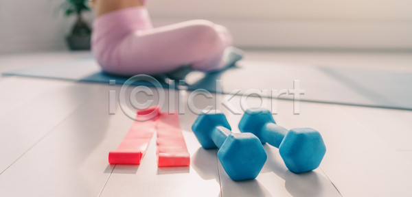 사람 여자 한명 JPG 포토 해외이미지 건강 고립 라이프스타일 리빙 매트 몸무게 무게 바닥 바이러스 반항 방 배너 백그라운드 쉬운 스트랩 스포츠 실내 아령 아파트 악단 연습 요가 운동 장비 주택 체육관 필라테스 해외포토 힘