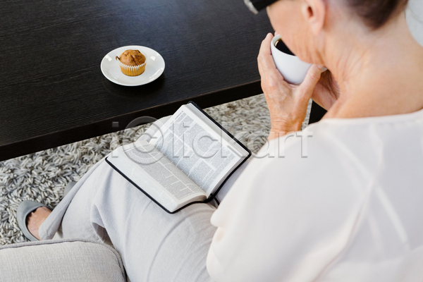60대 노년 노인여자한명만 백인 여자 JPG 뒷모습 포토 해외이미지 독서 들기 라이프스타일 머핀 실내 앉기 전신 찻잔 책 커피 탁자