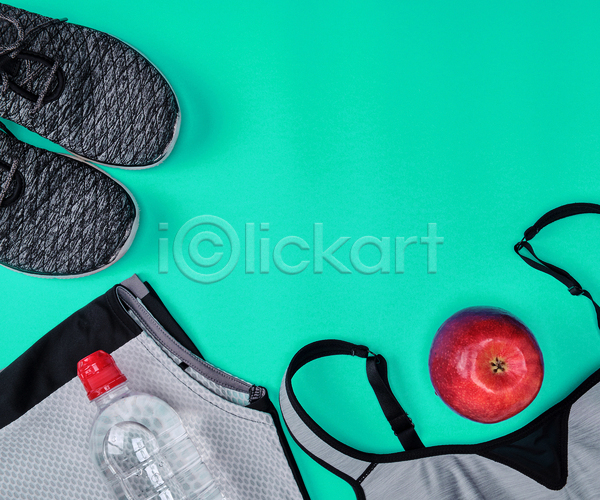 사람없음 JPG 포토 해외이미지 건강 건강관리 라이프스타일 물병 백그라운드 사과 운동복 운동화 초록배경