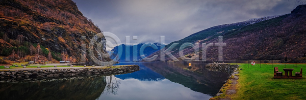 평화 사람없음 JPG 포토 해외이미지 거울 계곡 구름 그림 나무 노르웨이 만 물 바다 반사 벤치 산 세계 스칸디나비아 야외 언덕 여행 연못 자연 주입구 초록색 크리스탈 파노라마 포트 표면 풍경 해외포토 호수