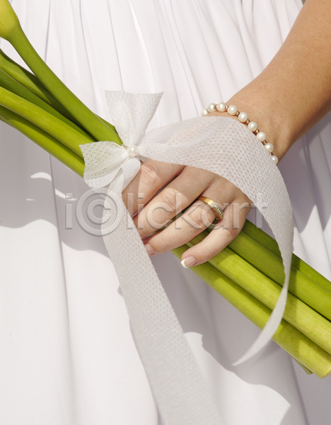 사람없음 JPG 포토 해외이미지 결혼 결혼반지 결혼식 꽃 드레스 반지 백합(꽃) 손 신체 신혼부부 팔 팔찌 황금 흰색