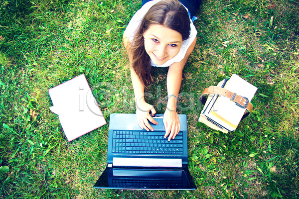 기쁨 행복 10대 백인 사람 성인 여자 한명 JPG 포토 해외이미지 1 공원 교육 노트북 라이프스타일 미소(표정) 백그라운드 소셜네트워크 수확 야외 여름(계절) 응시 자연 책 초록색 컴퓨터 파란색 학교 학생 흰색
