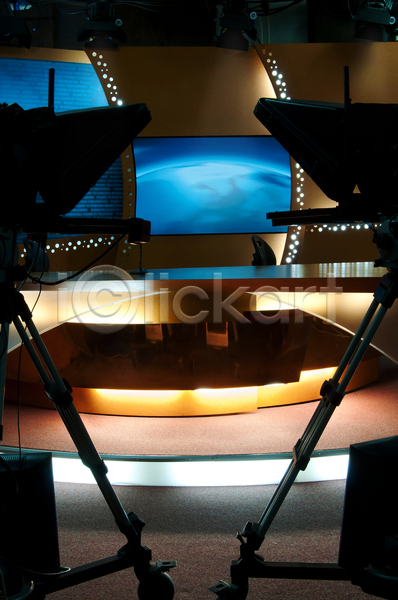 사람없음 JPG 포토 해외이미지 뉴스 마이크 면접 모니터 방송 빛 스크린 실내 오렌지 전등 중앙 직업 카메라 탁자 텔레비전 통신 회의
