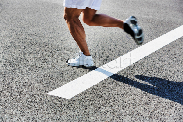 남자 성인 성인남자한명만 한명 JPG 포토 해외이미지 그림자 다리(신체부위) 달리기 라이프스타일 아스팔트(도로) 야외 운동 조깅 하반신