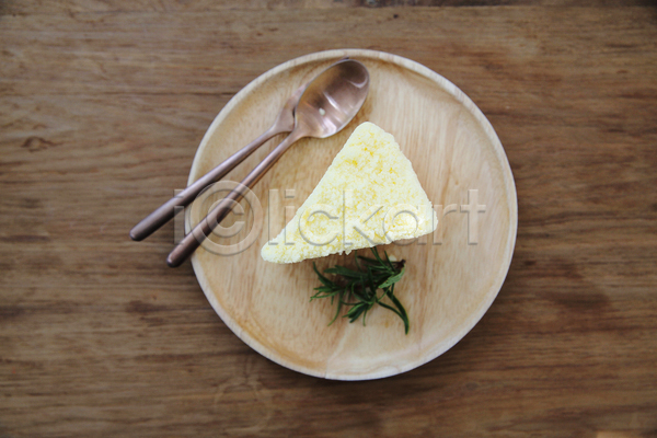 사람없음 JPG 포토 하이앵글 해외이미지 나무배경 나무접시 디저트 숟가락 실내 치즈케이크