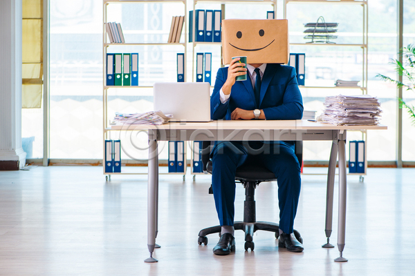 티타임 휴식 남자 성인 성인남자한명만 한명 JPG 앞모습 포토 해외이미지 들기 미소(표정) 비즈니스맨 사무실 실내 앉기 전신 정장 종이상자 커피