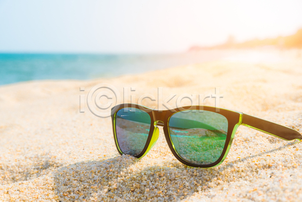 보호 휴식 사람없음 JPG 포토 해외이미지 맑음 모래 모래사장 물 바다 백그라운드 선글라스 섬 안경 여름(계절) 여행 오브젝트 유행 자연 컨셉 태양 파란색 플라스틱 하늘 햇빛 휴가 흰색