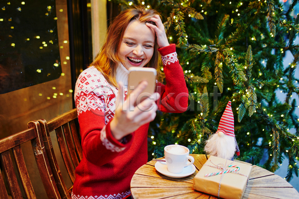 따뜻함 뜨거움 축하 행복 사람 성인 한명 JPG 포토 해외이미지 12월 겨울 계절 나무 놀람 니트 모바일 빨간색 상자 새해 선물 스웨터 식당 야외 와인 음료 장식 전등 차(음료) 초콜릿 카메라 카페 커피 컵 크리스마스 탁자 포장 핸드폰 황금 휴가