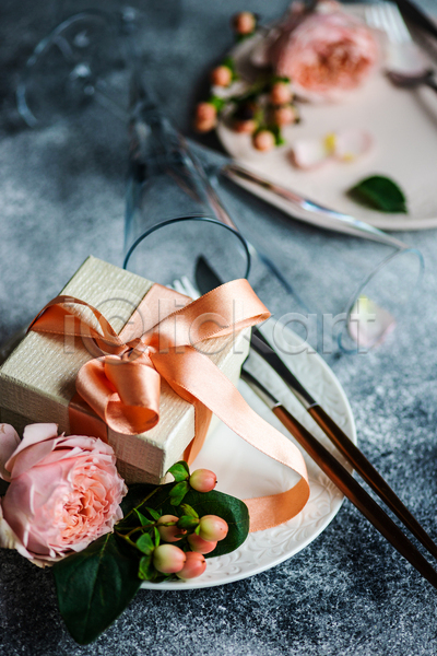 사람없음 JPG 포토 해외이미지 꽃봉오리 꽃잎 나이프 리본 샴페인잔 선물상자 잎 장미 접시 포크 회색배경