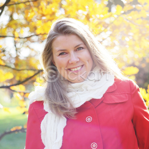 기쁨 행복 백인 사람 성인 여자 한명 JPG 포토 해외이미지 10월 9월 계절 공원 금발 나무 노란색 라이프스타일 맑음 미소(표정) 보케 빛 빨간색 숲 야외 얼굴 오렌지 웃음 잎 자연 햇빛 황금 흰색