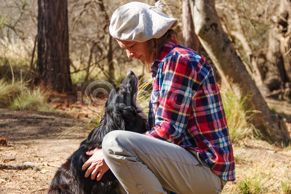사랑 행복 백인 사람 여자 한명 JPG 포토 해외이미지 강아지 개 공원 놀이 동물 라이프스타일 반려동물 밭 보더콜리 시골 야외 얼굴 자연