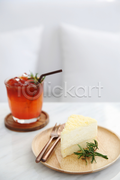사람없음 JPG 아웃포커스 포토 해외이미지 나무접시 디저트 실내 차(음료) 치즈케이크 탁자 흰배경
