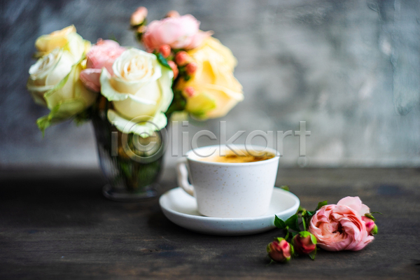사람없음 JPG 아웃포커스 포토 해외이미지 꽃병 나무탁자 장미 커피 커피잔 컵받침 회색배경