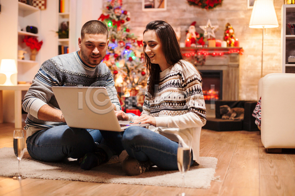 사랑 여유 함께함 행복 남자 두명 백인 성인 성인만 여자 JPG 포토 해외이미지 겨울 노트북 미소(표정) 선물 스웨터 실내 장식 커플 크리스마스