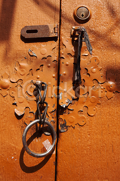 사람없음 JPG 포토 나무문 대문 도시풍경 무늬 문고리 야외 열쇠구멍 자물쇠 주간 충정로