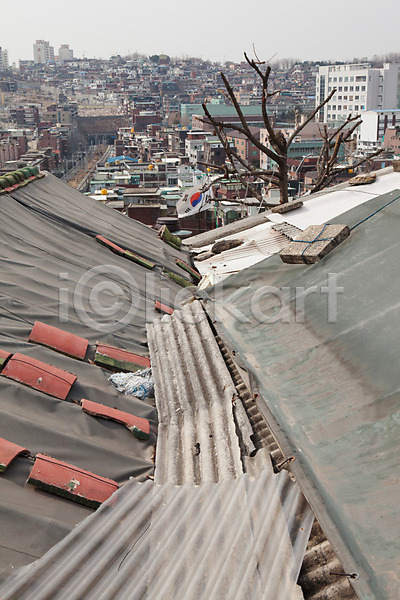 사람없음 JPG 포토 건물 나무 도시풍경 돌(바위) 빈민가 야외 주간 지붕 충정로 태극기 풍경(경치)
