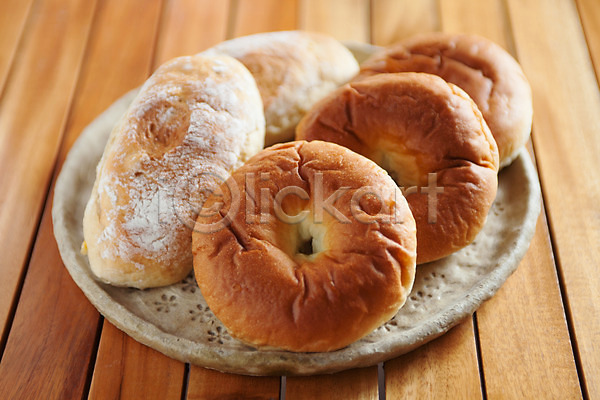 사람없음 JPG 포토 나무배경 단팥빵 빵 실내 여러개 재래시장 전통시장 접시 청주(지역)