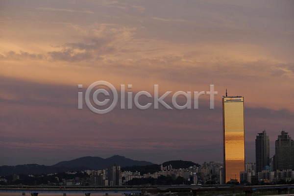 사람없음 JPG 포토 63빌딩 구름(자연) 노을 도시풍경 빌딩 서울 야외 여의도 일몰 주간 하늘