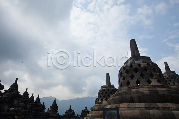 사람없음 JPG 포토 건축물 구름(자연) 보로부두르사원 불교 야외 요그야카르타 인도네시아 주간 하늘 해외풍경