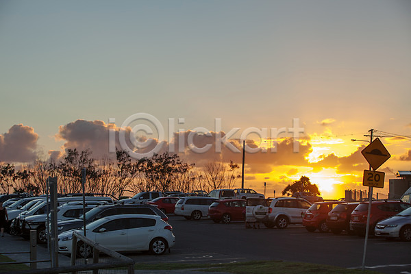 사람없음 JPG 포토 구름(자연) 노을 야외 여러대 일몰 자동차 주간 주차장 하늘 해외풍경 호주