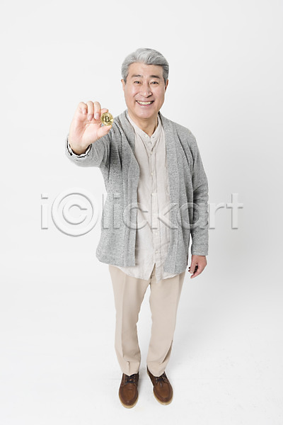 기쁨 70대 남자 노년 노인남자한명만 사람 한국인 한명 JPG 앞모습 포토 가상화폐 경제 금융 남방 누끼 들기 모션 미소(표정) 바지 서기 스튜디오촬영 실내 실버라이프 응시 전신 카디건 캐주얼 포즈 흰배경