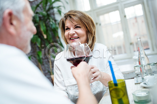 로맨틱 50대 남자 노년 노인만 두명 사람 서양인 여자 JPG 뒷모습 앞모습 포토 건배 노부부 데이트 레스토랑 마주보기 마주앉기 미소(표정) 상반신 실내 실버라이프 와인 와인잔 유리병 응시 주간 창가 컵