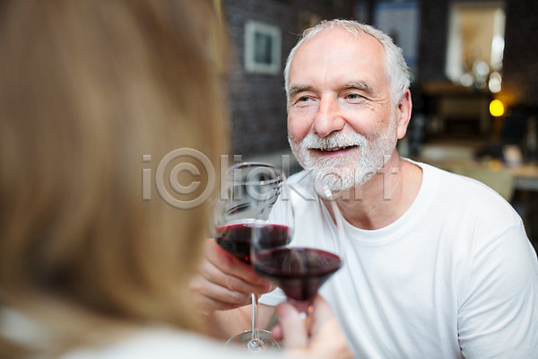 로맨틱 50대 남자 노년 노인만 두명 사람 서양인 여자 JPG 뒷모습 앞모습 포토 건배 노부부 데이트 레스토랑 마주보기 마주앉기 미소(표정) 상반신 실내 실버라이프 와인 와인잔 응시 주간