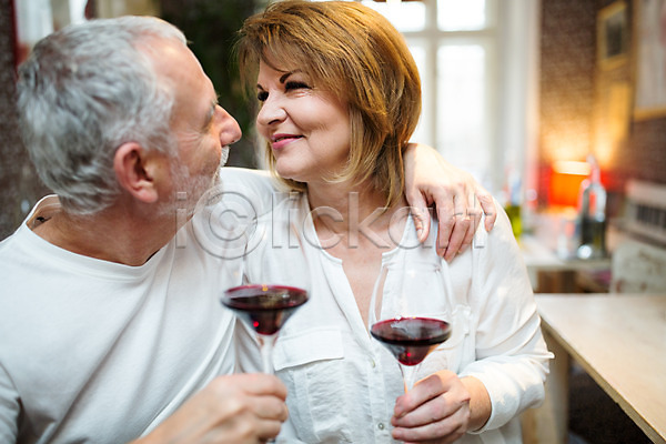 로맨틱 50대 남자 노년 노인만 두명 사람 서양인 여자 JPG 앞모습 포토 노부부 데이트 들기 레스토랑 미소(표정) 상반신 실내 실버라이프 안기 어깨에손 와인 와인잔 응시 주간