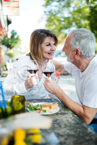 로맨틱 50대 남자 노년 노인만 두명 사람 서양인 여자 JPG 앞모습 옆모습 포토 노부부 데이트 레스토랑 마주보기 미소(표정) 상반신 실버라이프 앉기 야외 와인 와인잔 응시 주간 카페테라스 탁자