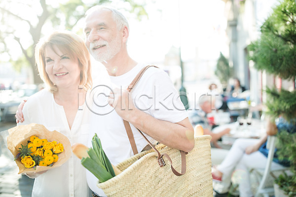 로맨틱 50대 남자 노년 노인만 두명 사람 서양인 여자 JPG 앞모습 포토 가방 거리 걷기 꽃다발 노부부 데이트 들기 미소(표정) 상반신 실버라이프 야외 어깨에손 응시 장보기 주간