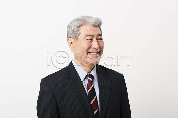 70대 남자 노년 노인남자한명만 사람 한국인 한명 JPG 앞모습 포토 미소(표정) 비즈니스 비즈니스맨 상반신 스튜디오촬영 실내 실버(노인) 응시 정장 할아버지 흰배경