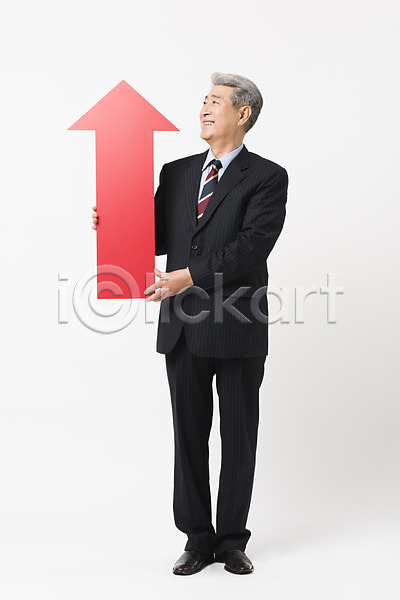상승 70대 남자 노년 노인남자한명만 사람 한국인 한명 JPG 앞모습 포토 들기 미소(표정) 비즈니스 비즈니스맨 빨간색 스튜디오촬영 실내 실버(노인) 응시 전신 정장 할아버지 화살표 흰배경