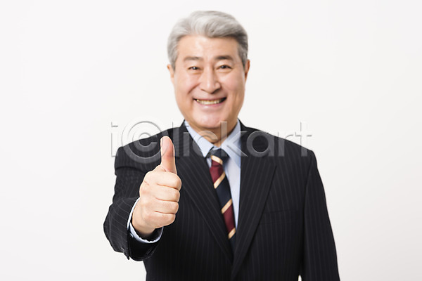 70대 남자 노년 노인남자한명만 사람 한국인 한명 JPG 앞모습 포토 미소(표정) 비즈니스 비즈니스맨 상반신 스튜디오촬영 실내 실버(노인) 응시 정장 최고 할아버지 흰배경