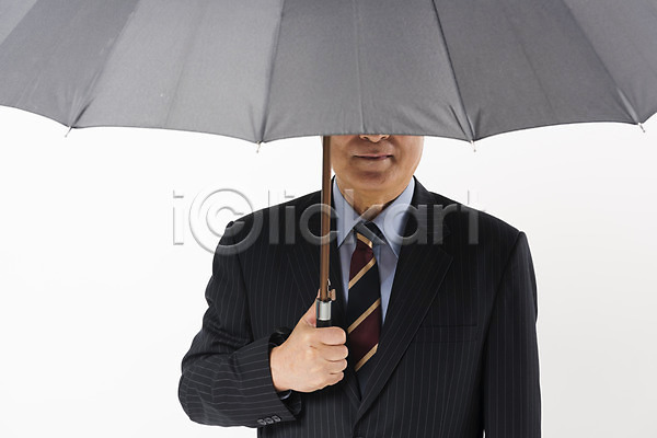 70대 남자 노년 노인남자한명만 사람 한국인 한명 JPG 앞모습 포토 들기 비즈니스 비즈니스맨 상반신 스튜디오촬영 실내 실버(노인) 우산 정장 할아버지 흰배경