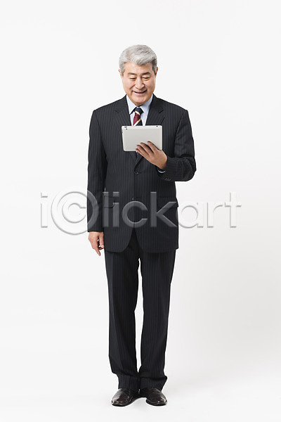 70대 남자 노년 노인남자한명만 사람 한국인 한명 JPG 앞모습 포토 들기 미소(표정) 비즈니스 비즈니스맨 스튜디오촬영 실내 실버(노인) 응시 전신 정장 태블릿 할아버지 흰배경