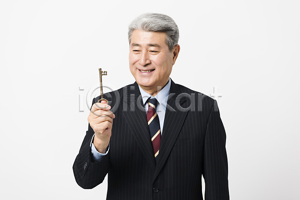70대 남자 노년 노인남자한명만 사람 한국인 한명 JPG 앞모습 포토 들기 미소(표정) 비즈니스 비즈니스맨 상반신 스튜디오촬영 실내 실버(노인) 열쇠 응시 정장 할아버지 흰배경