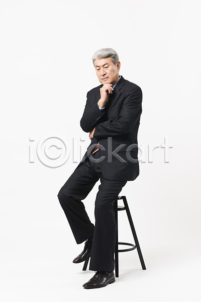 고민 70대 남자 노년 노인남자한명만 사람 한국인 한명 JPG 옆모습 포토 비즈니스 비즈니스맨 스튜디오촬영 실내 실버(노인) 앉기 응시 의자 전신 정장 찡그림 턱괴기 할아버지 흰배경
