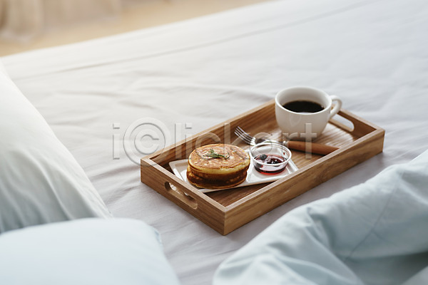 편안함 휴식 사람없음 JPG 포토 베개 브런치 실내 아침식사 이불 잼 쟁반 침대 침실 커피 팬케이크