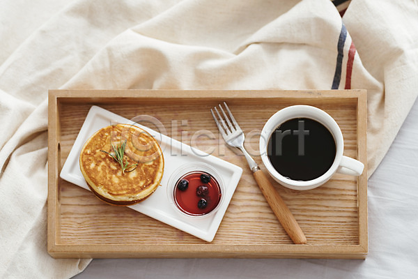 편안함 휴식 사람없음 JPG 포토 하이앵글 브런치 실내 아침식사 이불 잼 쟁반 침대 침실 커피 팬케이크 포크
