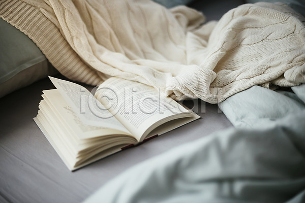 편안함 휴식 사람없음 JPG 포토 베개 실내 이불 책 침대 침실